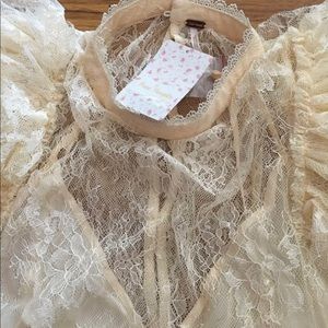 New free People puff sleeve lace top size medium Rare find!!
